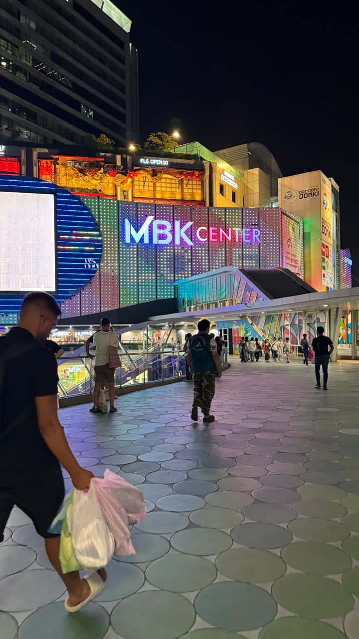 החזית המוארת של קניון MBK בבנגקוק בלילה