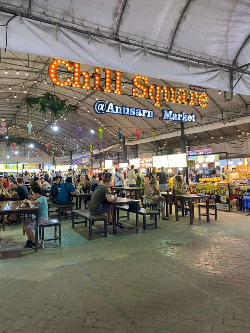 שלט Chill Square מואר מעל שוק הלילה אנוסארן בצ'יאנג מאי