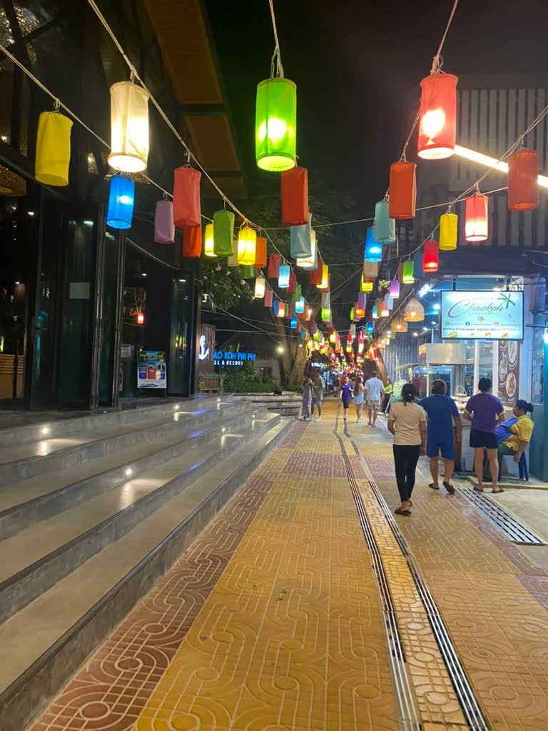 פנסי נייר צבעוניים תלויים מעל שביל בפי פי בלילה